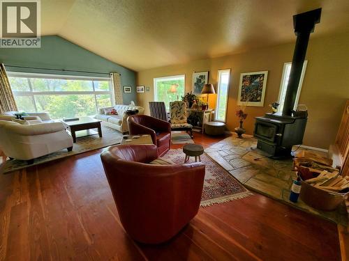5855 Spencer Road, Grand Forks, BC - Indoor Photo Showing Living Room