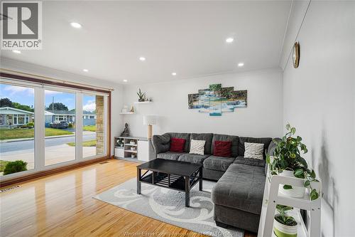 1026 Watson Avenue, Windsor, ON - Indoor Photo Showing Living Room