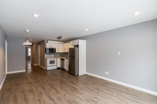 141 Pilgrim Avenue, Winnipeg, MB - Indoor Photo Showing Kitchen