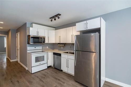 141 Pilgrim Avenue, Winnipeg, MB - Indoor Photo Showing Kitchen