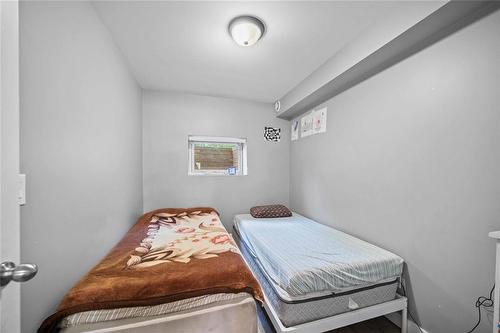141 Pilgrim Avenue, Winnipeg, MB - Indoor Photo Showing Bedroom