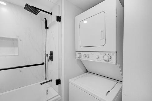 Bathroom - Ph806-3455 Rue Drummond, Montréal (Ville-Marie), QC - Indoor Photo Showing Laundry Room