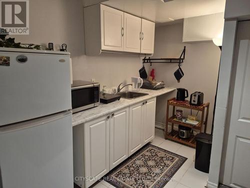 3072 Caulfield Crescent, Mississauga, ON - Indoor Photo Showing Kitchen
