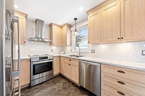 Kitchen - 405 Rue Papineau, Saint-Bruno-De-Montarville, QC - Indoor Photo Showing Kitchen With Double Sink