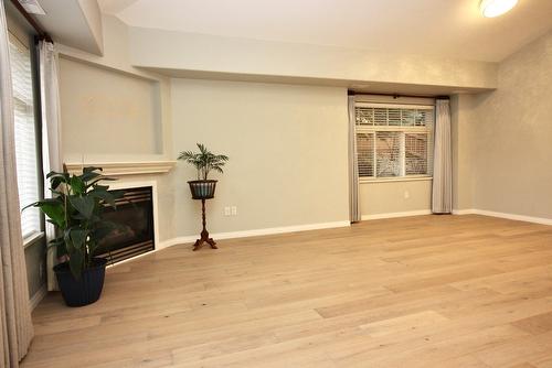28-1853 Parkview Crescent, Kelowna, BC - Indoor With Fireplace