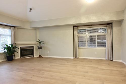 28-1853 Parkview Crescent, Kelowna, BC - Indoor With Fireplace