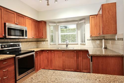 28-1853 Parkview Crescent, Kelowna, BC - Indoor Photo Showing Kitchen With Double Sink