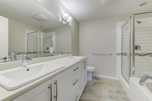 56-680 Old Meadows Road, Kelowna, BC - Indoor Photo Showing Bathroom