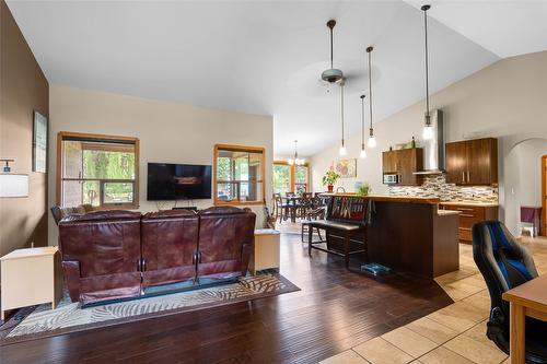 337 Sunshine Valley Road, Clearwater, BC - Indoor Photo Showing Living Room