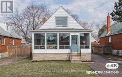 UPPER - 18 GARDENS CRESCENT  Toronto, ON M4B 1T5