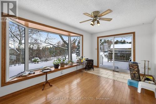 87 Tecumseth Pines Drive, New Tecumseth, ON - Indoor Photo Showing Living Room