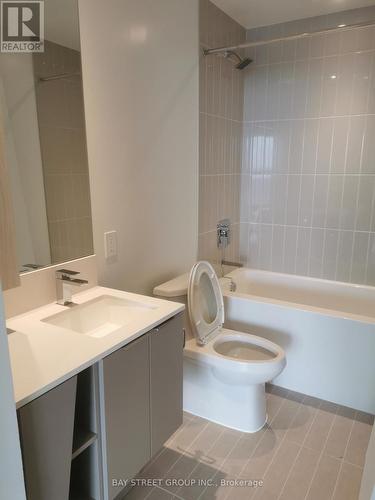 5207 - 3900 Confederation Parkway, Mississauga, ON - Indoor Photo Showing Bathroom