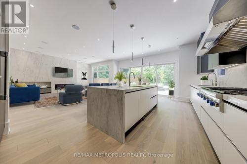 12 Bearwood Drive, Toronto, ON - Indoor Photo Showing Kitchen With Upgraded Kitchen