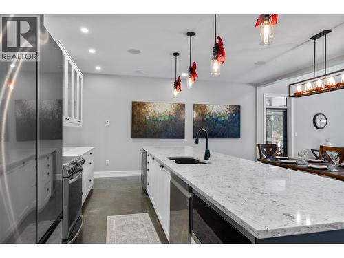 2533 Mountain View Drive, Sun Peaks, BC - Indoor Photo Showing Kitchen With Upgraded Kitchen