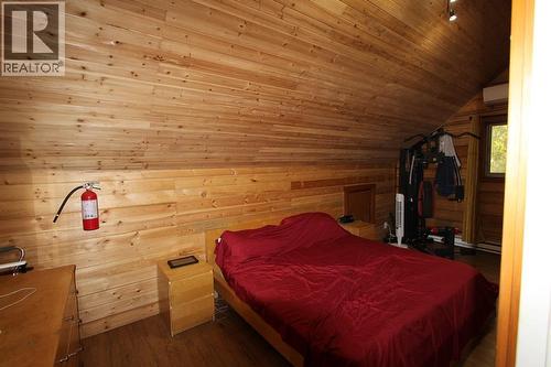 7629 Mountain Drive, Anglemont, BC - Indoor Photo Showing Bedroom