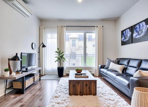 Salon - 201-440 Rue De La Gauchetière E., Montréal (Ville-Marie), QC - Indoor Photo Showing Living Room