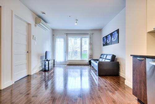 Salon - 201-440 Rue De La Gauchetière E., Montréal (Ville-Marie), QC - Indoor