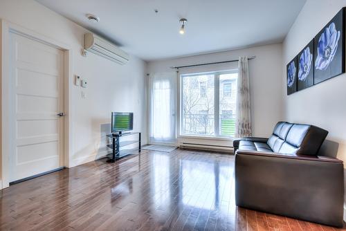 Salon - 201-440 Rue De La Gauchetière E., Montréal (Ville-Marie), QC - Indoor