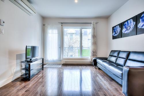 Salon - 201-440 Rue De La Gauchetière E., Montréal (Ville-Marie), QC - Indoor Photo Showing Living Room