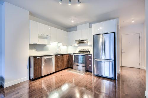 Cuisine - 201-440 Rue De La Gauchetière E., Montréal (Ville-Marie), QC - Indoor Photo Showing Kitchen With Upgraded Kitchen