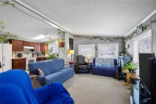 633 Barriere Lakes Road, Barriere, BC - Indoor Photo Showing Living Room