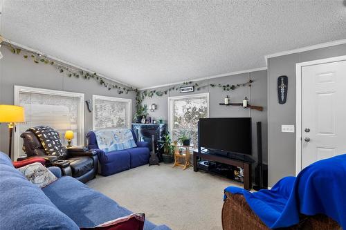 633 Barriere Lakes Road, Barriere, BC - Indoor Photo Showing Living Room