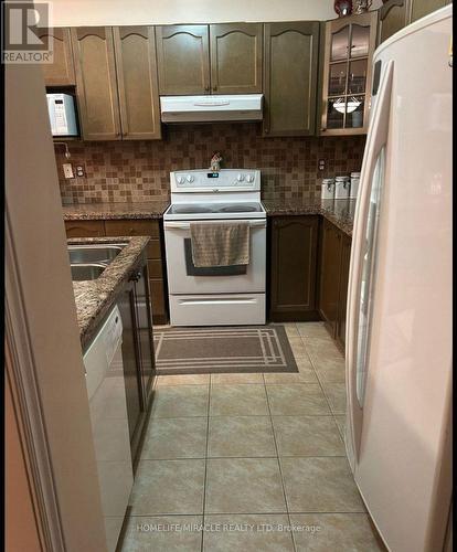 20 Midnightsun Trail, Brampton, ON - Indoor Photo Showing Kitchen