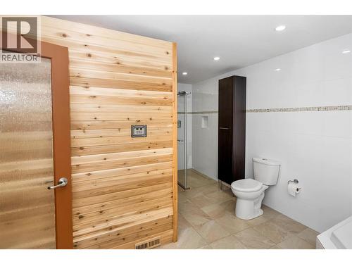 460 Crestview Drive, Coldstream, BC - Indoor Photo Showing Bathroom