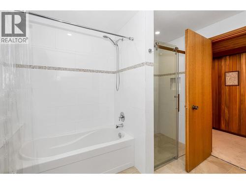 460 Crestview Drive, Coldstream, BC - Indoor Photo Showing Bathroom