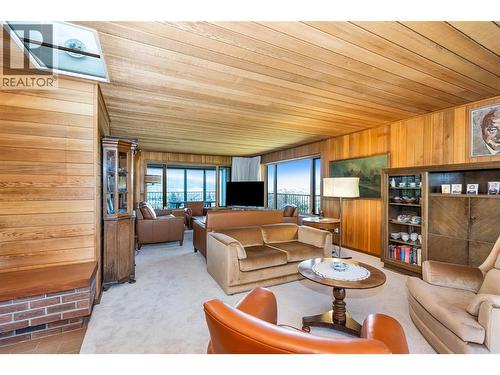 460 Crestview Drive, Coldstream, BC - Indoor Photo Showing Living Room