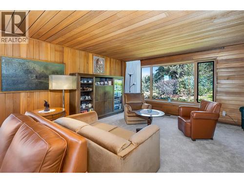 460 Crestview Drive, Coldstream, BC - Indoor Photo Showing Living Room