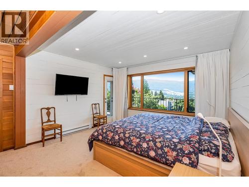 460 Crestview Drive, Coldstream, BC - Indoor Photo Showing Bedroom