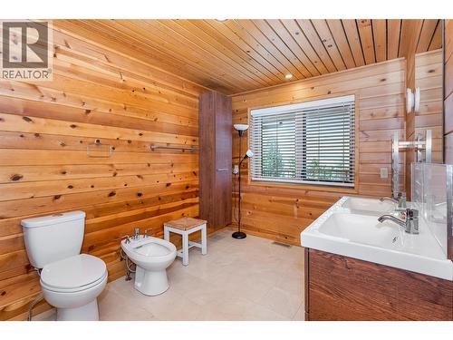 460 Crestview Drive, Coldstream, BC - Indoor Photo Showing Bathroom