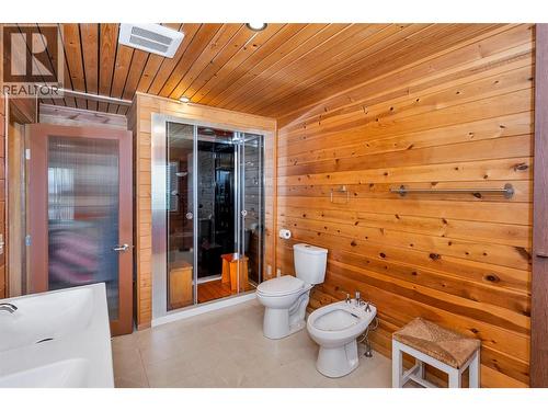 460 Crestview Drive, Coldstream, BC - Indoor Photo Showing Bathroom