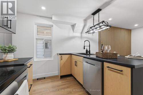 8 Whitfield Avenue, Hamilton, ON - Indoor Photo Showing Kitchen With Upgraded Kitchen