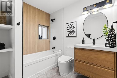 8 Whitfield Avenue, Hamilton, ON - Indoor Photo Showing Bathroom