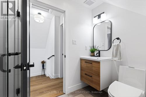 8 Whitfield Avenue, Hamilton, ON - Indoor Photo Showing Bathroom