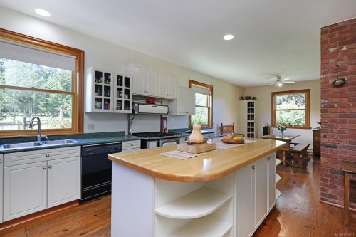 3713 Dove Creek Rd, Courtenay, BC 