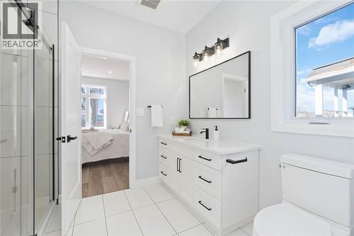 219 Essex Street, Sarnia, ON - Indoor Photo Showing Bathroom