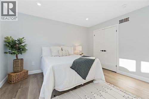 219 Essex Street, Sarnia, ON - Indoor Photo Showing Bedroom