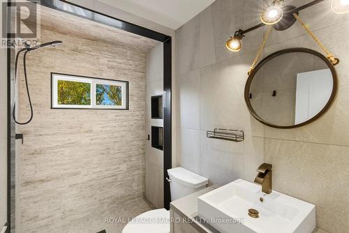 17 Carmen Avenue, Hamilton, ON - Indoor Photo Showing Bathroom