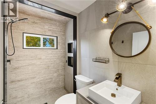17 Carmen Avenue, Hamilton, ON - Indoor Photo Showing Bathroom