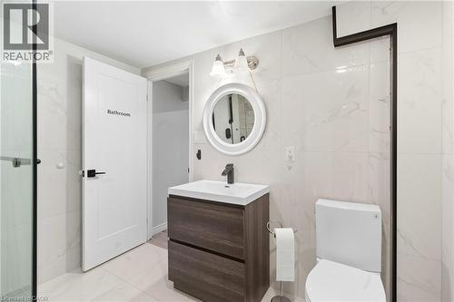 17 Carmen Avenue, Hamilton, ON - Indoor Photo Showing Bathroom