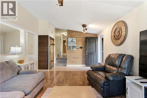 17 Carmen Avenue, Hamilton, ON - Indoor Photo Showing Living Room
