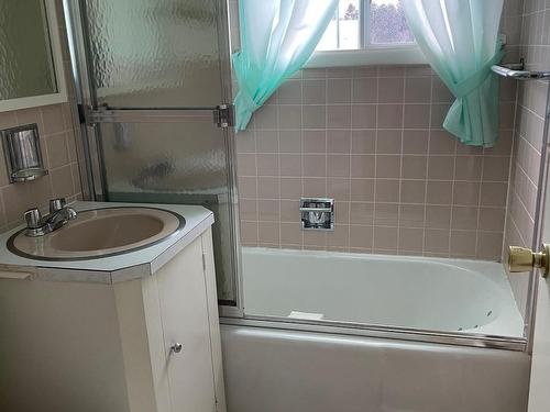 257 Arundel Street, Thunder Bay, ON - Indoor Photo Showing Bathroom
