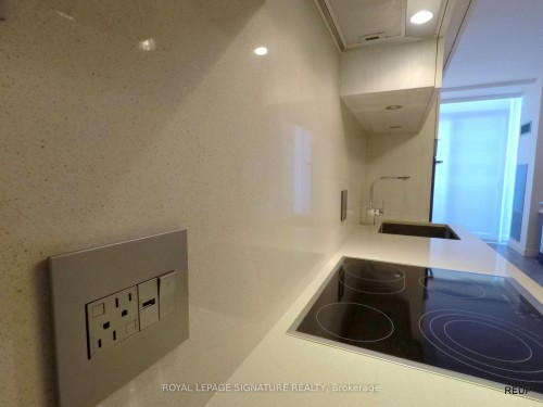 2402-8 Eglinton Avenue E, Toronto, ON - Indoor Photo Showing Kitchen