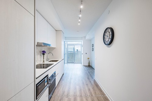 3007-8 Interchange Way, Vaughan, ON - Indoor Photo Showing Kitchen