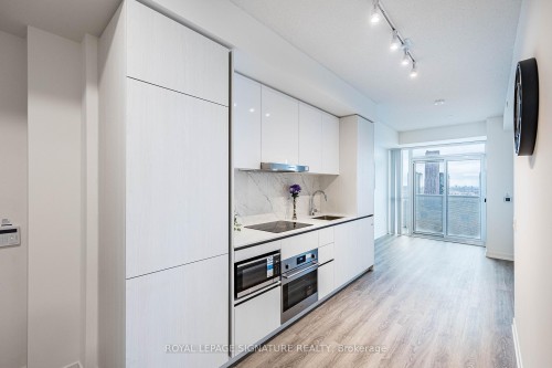 3007-8 Interchange Way, Vaughan, ON - Indoor Photo Showing Kitchen