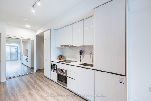 3007-8 Interchange Way, Vaughan, ON - Indoor Photo Showing Kitchen