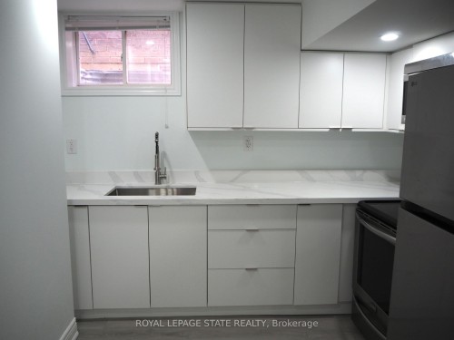Bsmt-8 Knowles Street, Hamilton, ON - Indoor Photo Showing Kitchen